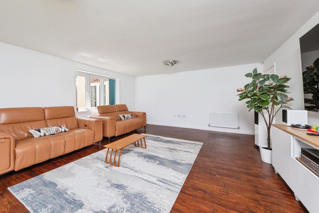 Additional image 3 of 5 bed detached house for saleTurnpin Close, Buckingham, Buckinghamshire MK18