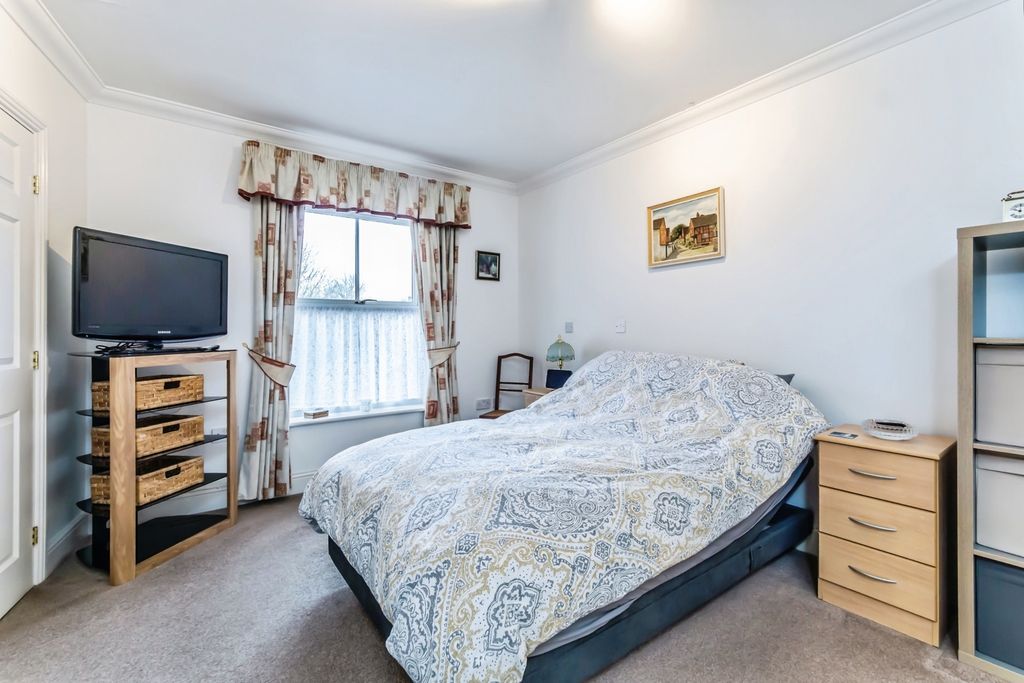 2 bed flat for saleBoundary Point, Coldstream Road, Caterham, Surrey CR3 photo 4