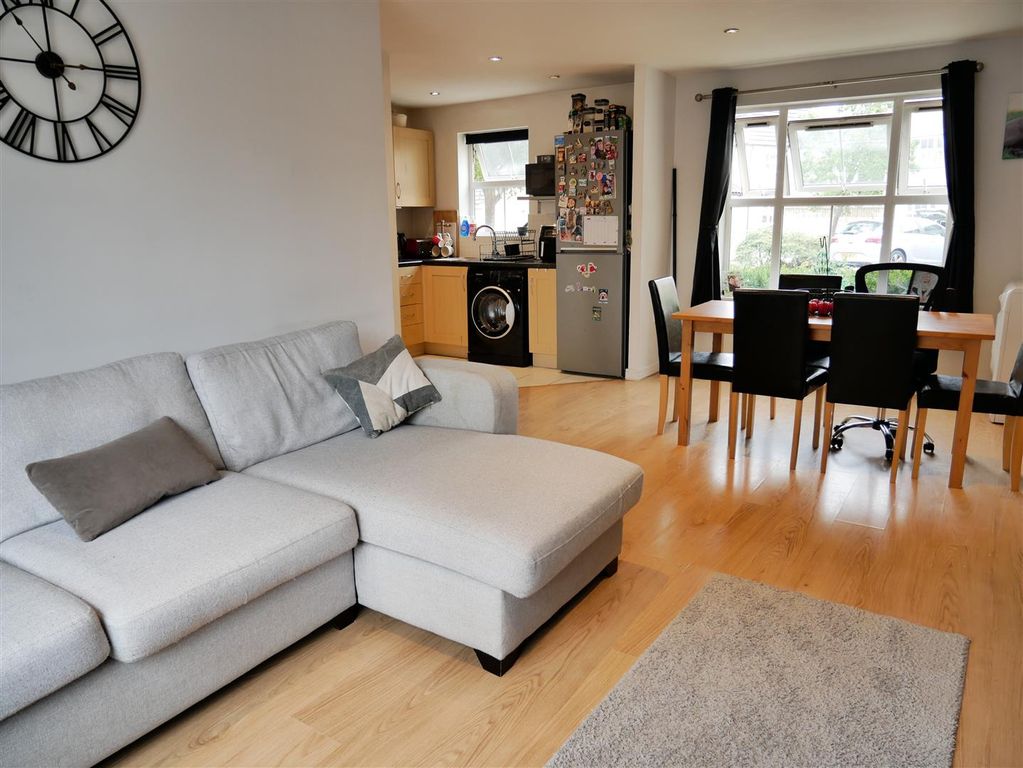 2 bed flat for saleNuthatch Road, Calne SN11 photo 3