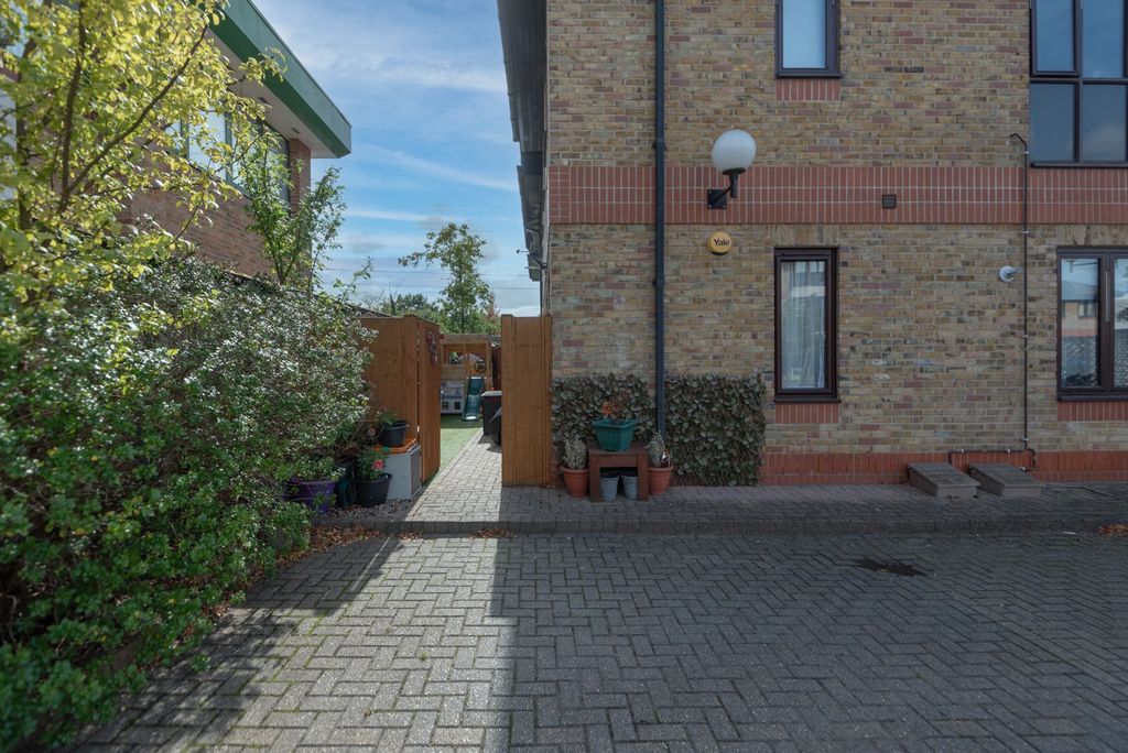 Additional image 12 of 2 bed flat for saleHanworth Lane, Chertsey KT16