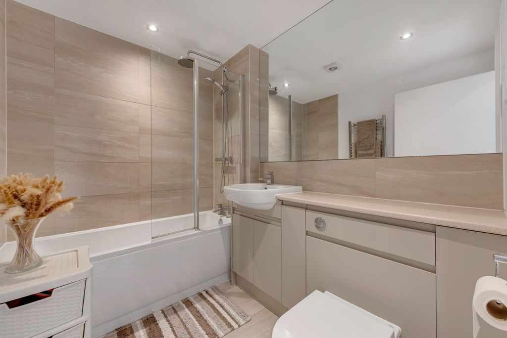 Additional image 10 of 2 bed flat for saleHanworth Lane, Chertsey KT16