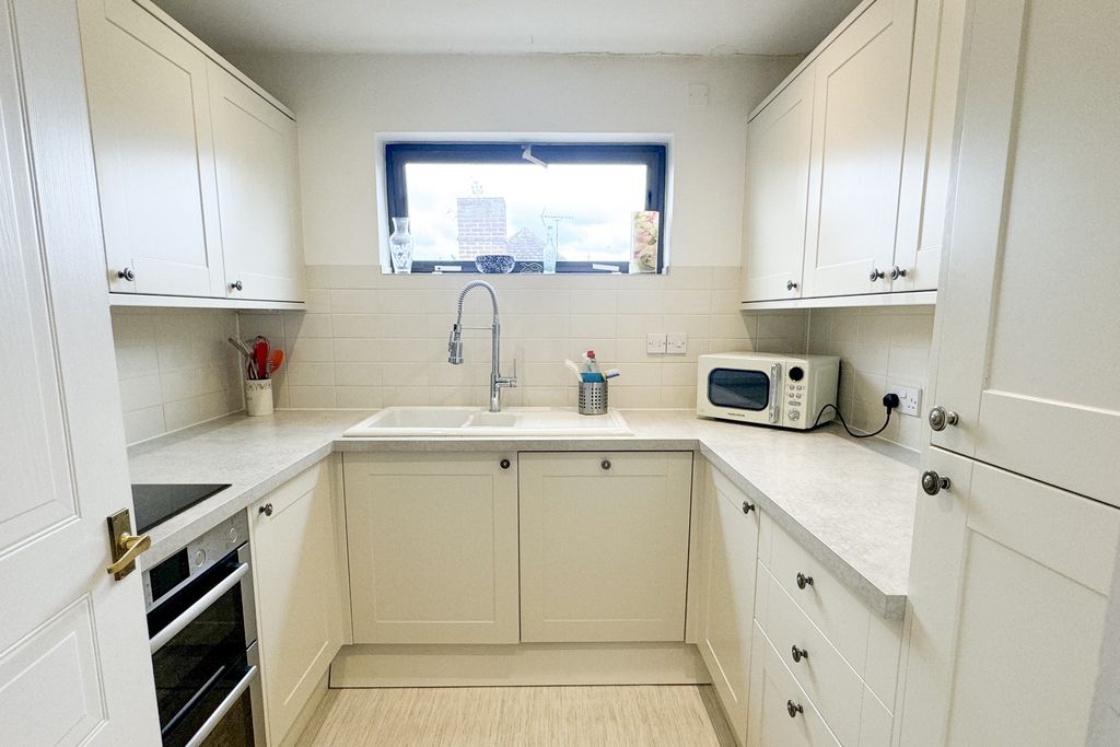 Additional image 5 of 3 bed flat for saleCroft Road, Thame OX9