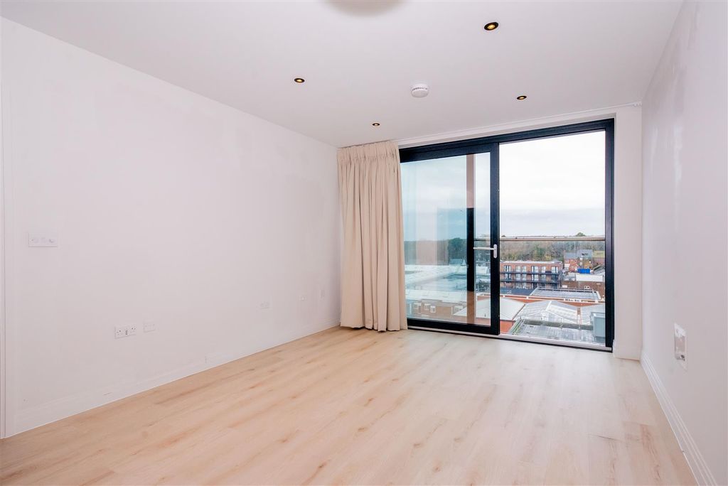 Additional image 13 of 2 bed flat for salePembroke Broadway, Camberley GU15
