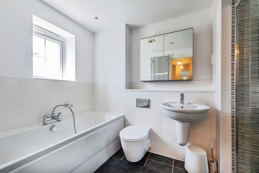 Additional image 13 of 5 bed detached house for saleTurnpin Close, Buckingham, Buckinghamshire MK18