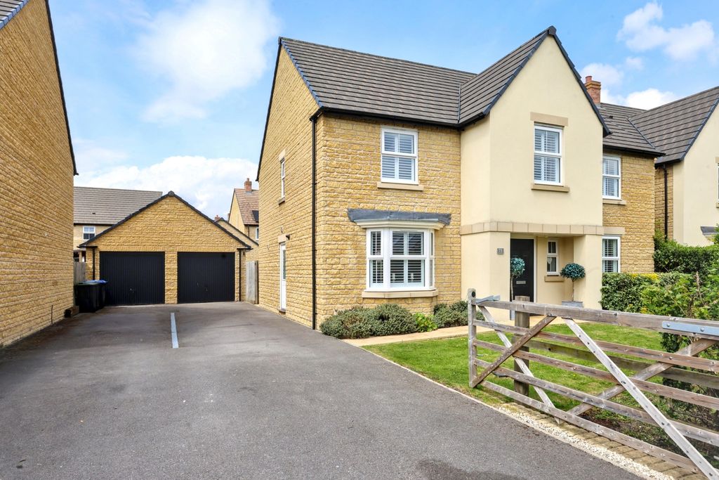 4 bed detached house for sale71 Swinbrook Road, Carterton OX18