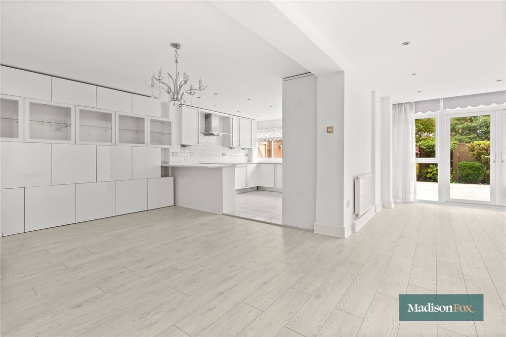 2 bed flat for saleThe Bowls, Chigwell, Essex IG7