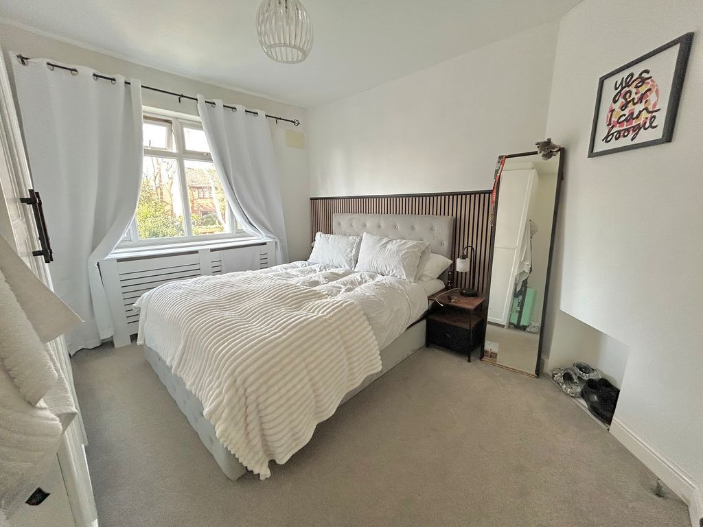 2 bed maisonette for saleCheshire Gardens, Chessington KT9 photo 4