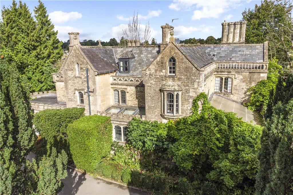 8 bed detached house for saleCastlefields, Calne, Wiltshire SN11