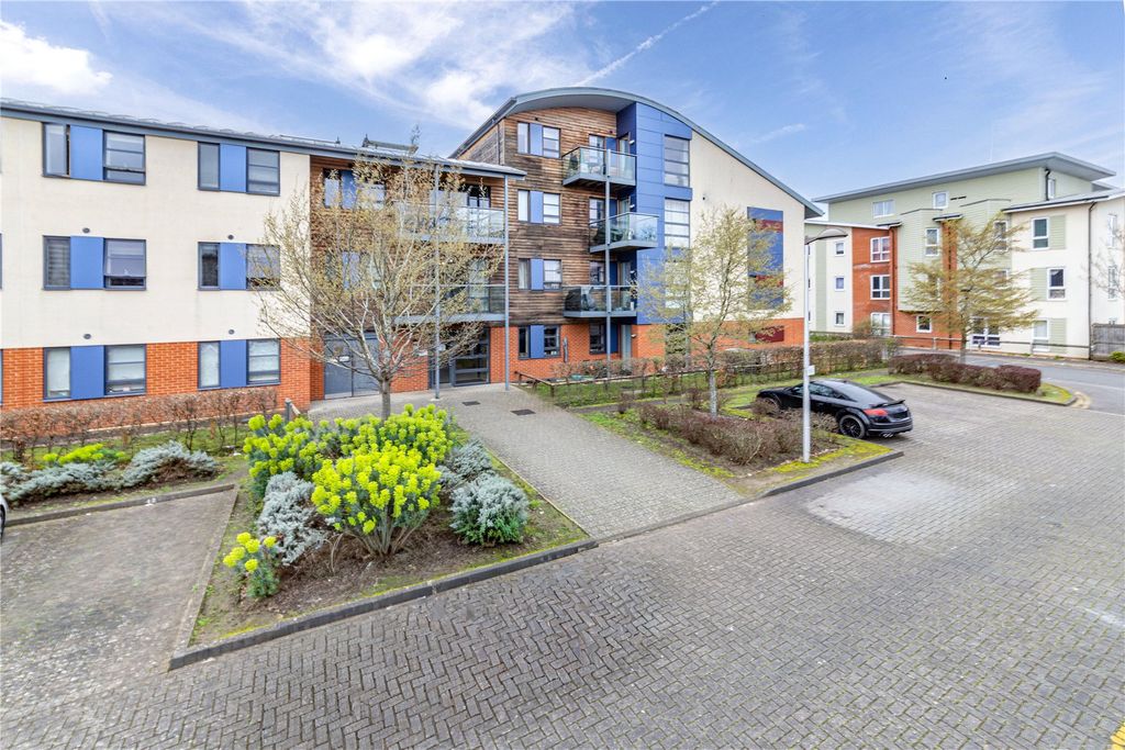 2 bed flat for saleChertsey, Surrey KT16