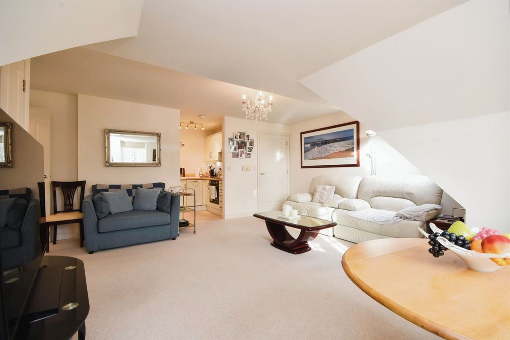 2 bed flat for saleDame Mary Walk, Halstead CO9 photo 4