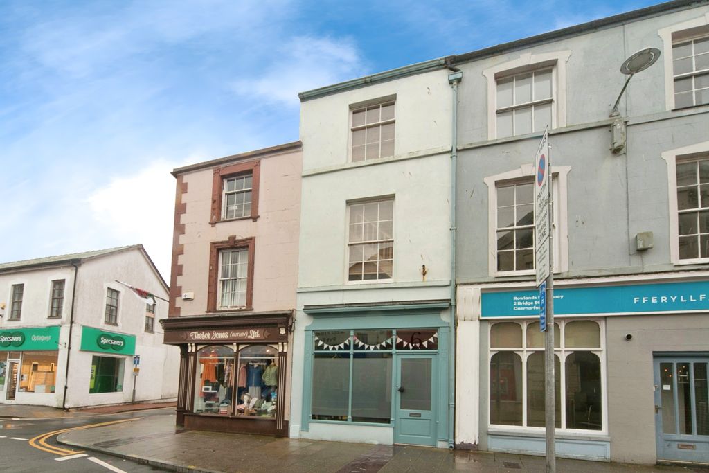 2 bed terraced house for saleBridge Street, Caernarfon, Gwynedd LL55