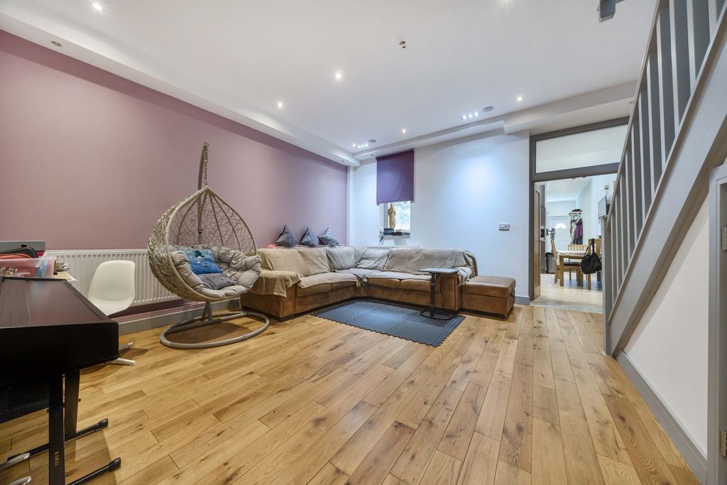 Additional image 5 of 5 bed flat for saleHigh Street, Chatham ME4