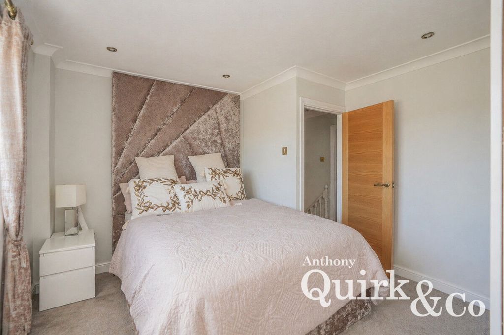 Additional image 25 of 4 bed detached house for salePrince William Avenue, Canvey Island SS8