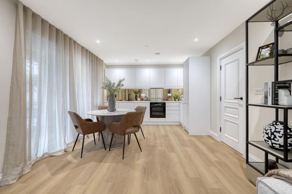 Additional image 4 of 2 bed flat for saleHigh Road, Chigwell IG7