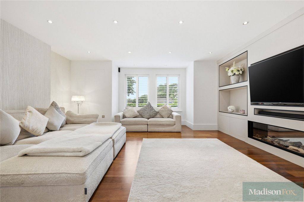 Additional image 6 of 2 bed flat for saleHigh Road, Chigwell, Essex IG7