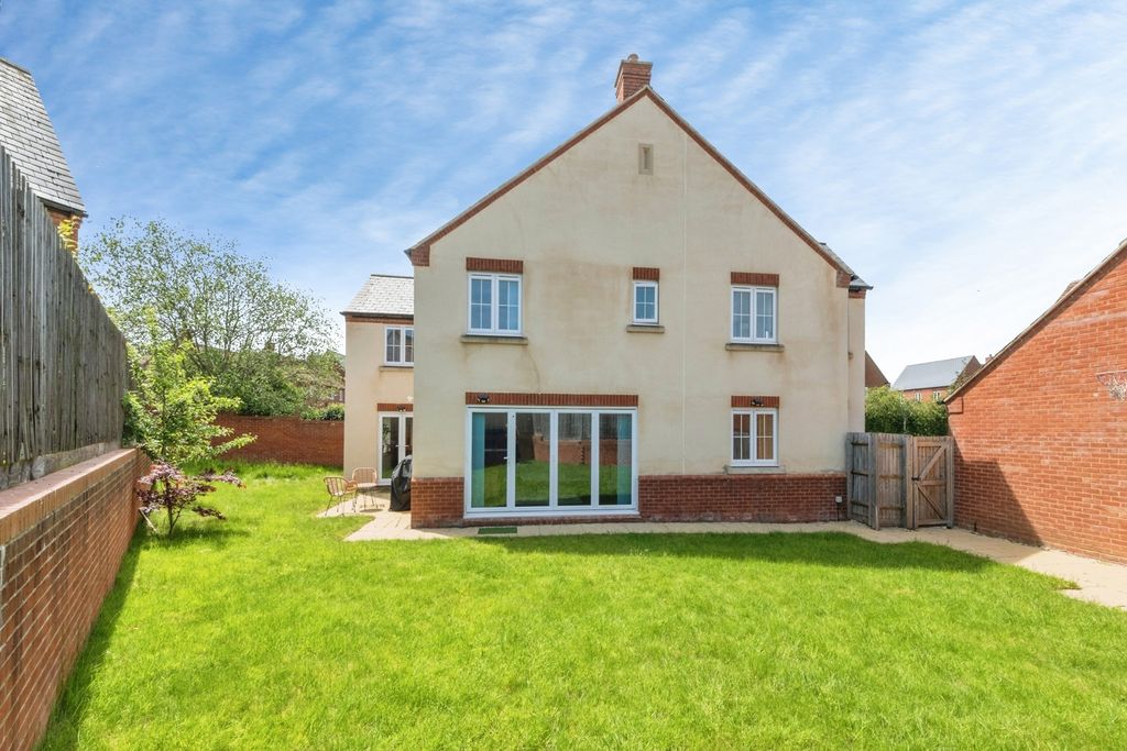 Additional image 19 of 5 bed detached house for saleTurnpin Close, Buckingham, Buckinghamshire MK18