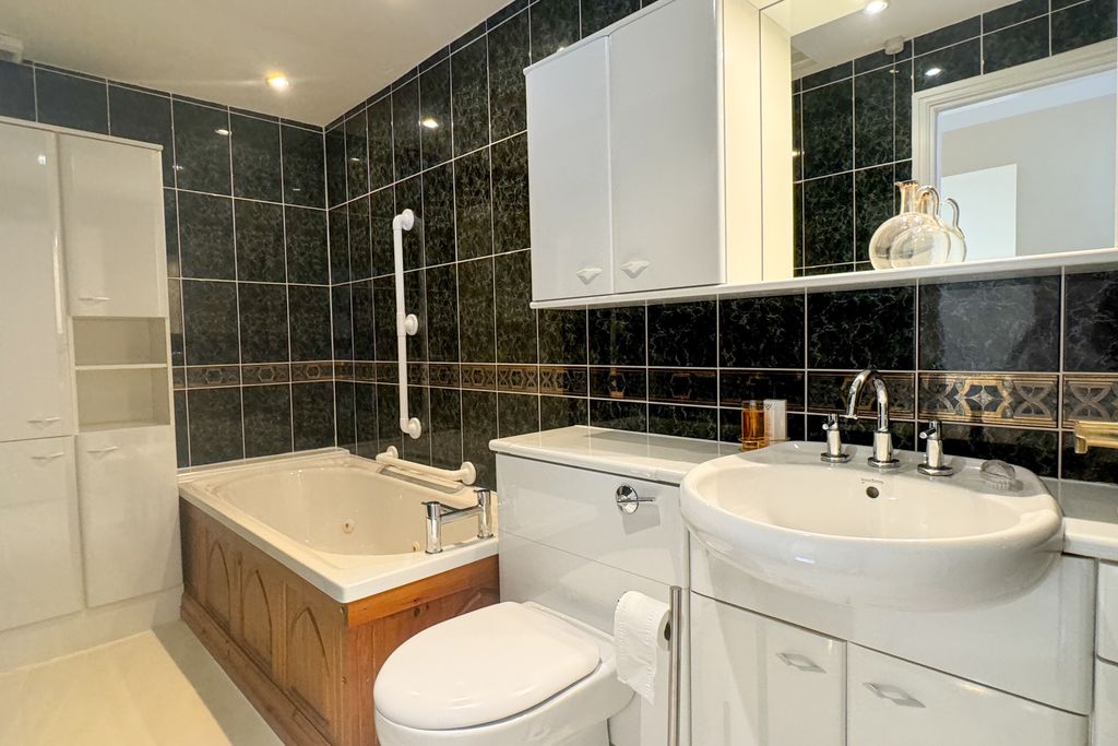 Additional image 10 of 3 bed flat for saleCroft Road, Thame OX9
