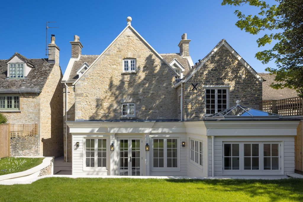 4 bed semi-detached house for salePriory Lane, Burford OX18