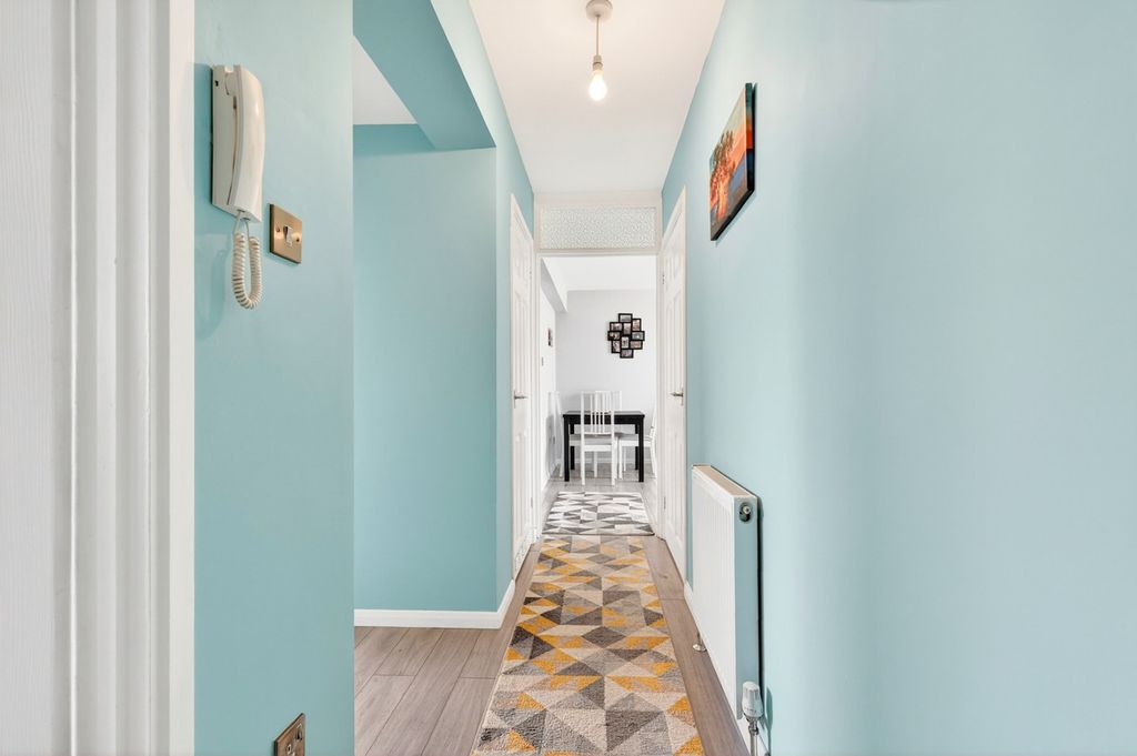 Additional image 16 of 2 bed flat for saleHigh Street, Hadleigh SS7