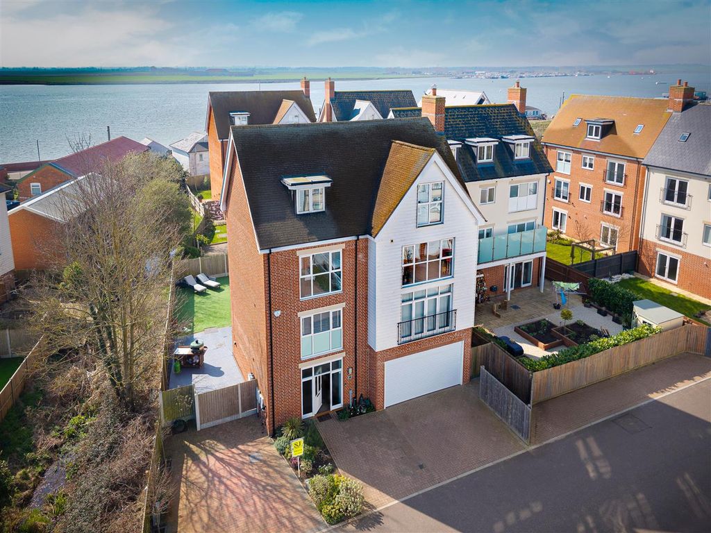 5 bed property for saleRemembrance Avenue, Burnham-On-Crouch CM0
