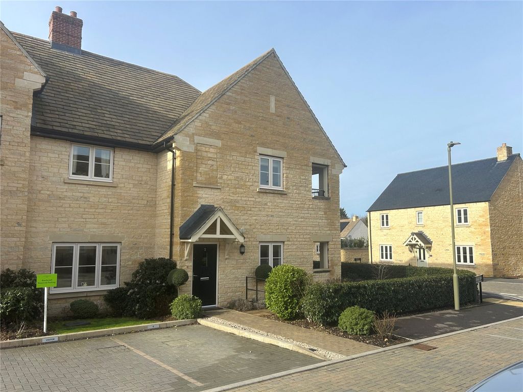 3 bed flat for saleBarnard Mews, Burford OX18