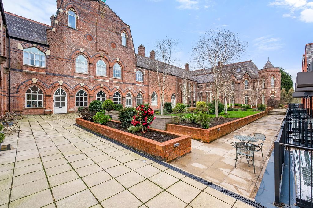 3 bed terraced house for salePennington Gardens, Cheadle SK8