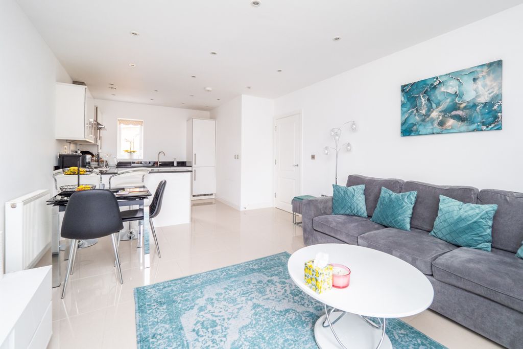 Additional image 5 of 2 bed flat for saleDiamond Jubilee Way, Carshalton, Surrey SM5