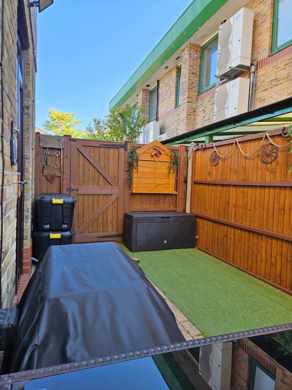 Additional image 17 of 2 bed flat for saleHanworth Lane, Chertsey KT16