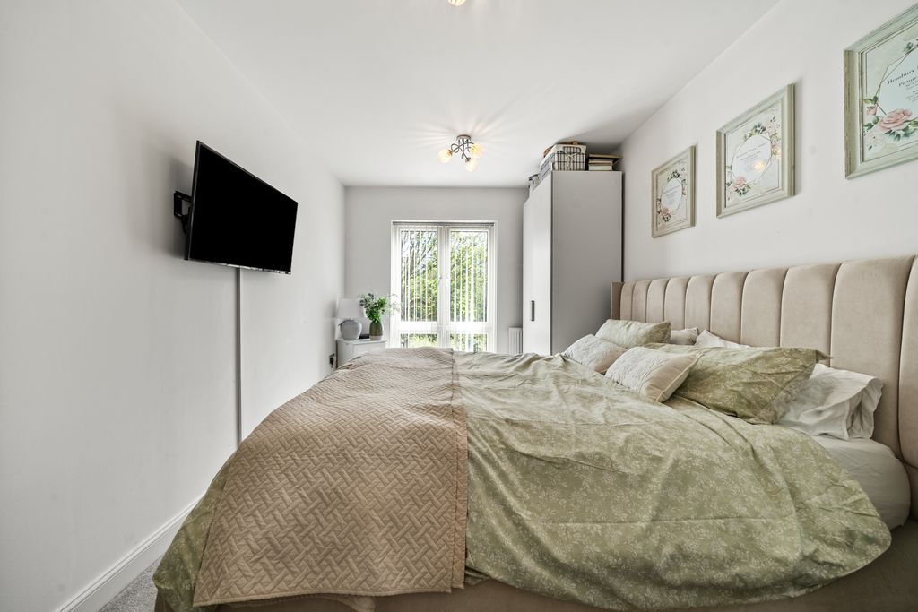 Additional image 9 of 2 bed flat for saleChertsey, Surrey KT16