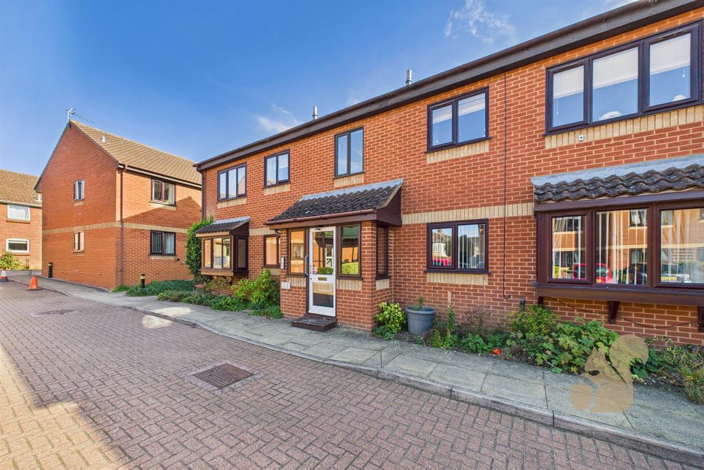 2 bed flat for saleWeavers Court, Sudbury CO10