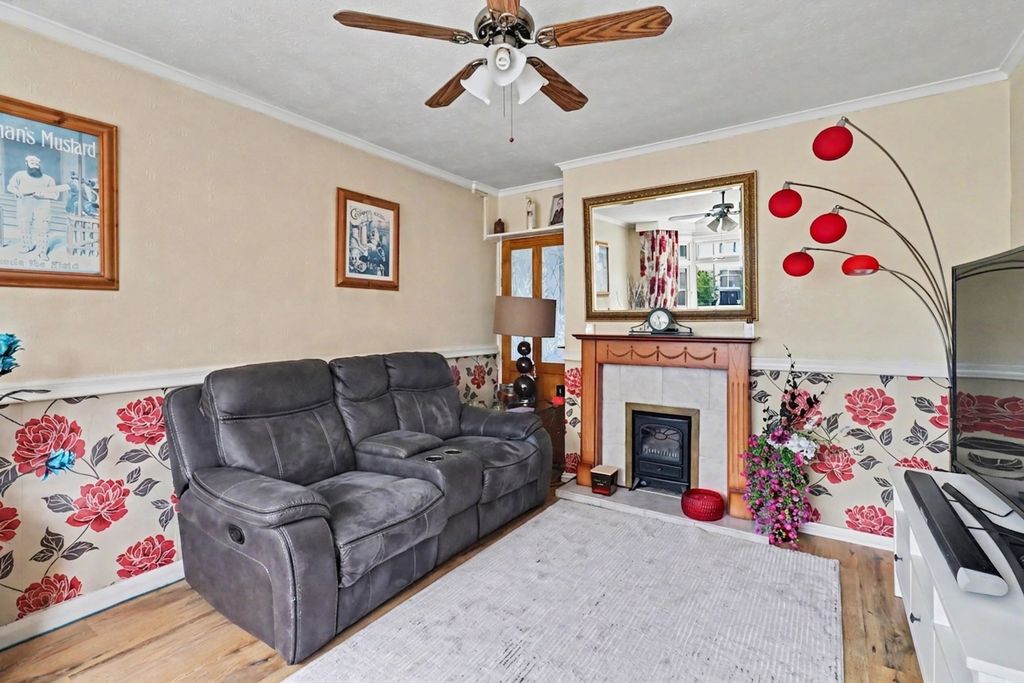 3 bed semi-detached house for saleDevon Way, Chessington KT9 photo 4