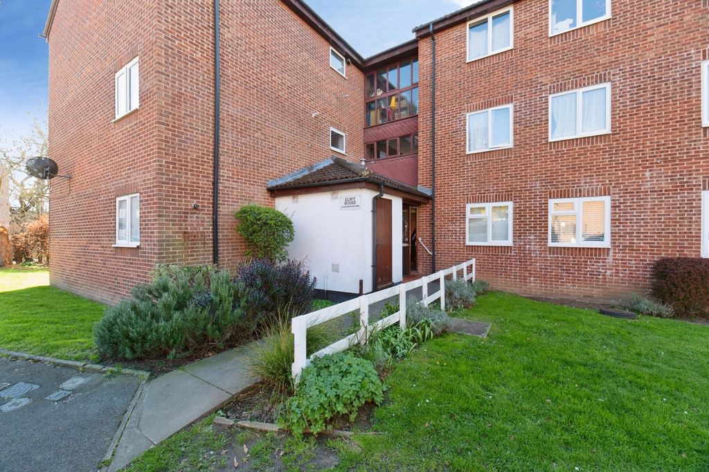 2 bed flat for saleChessington Hall Gardens, Chessington, Surrey KT9