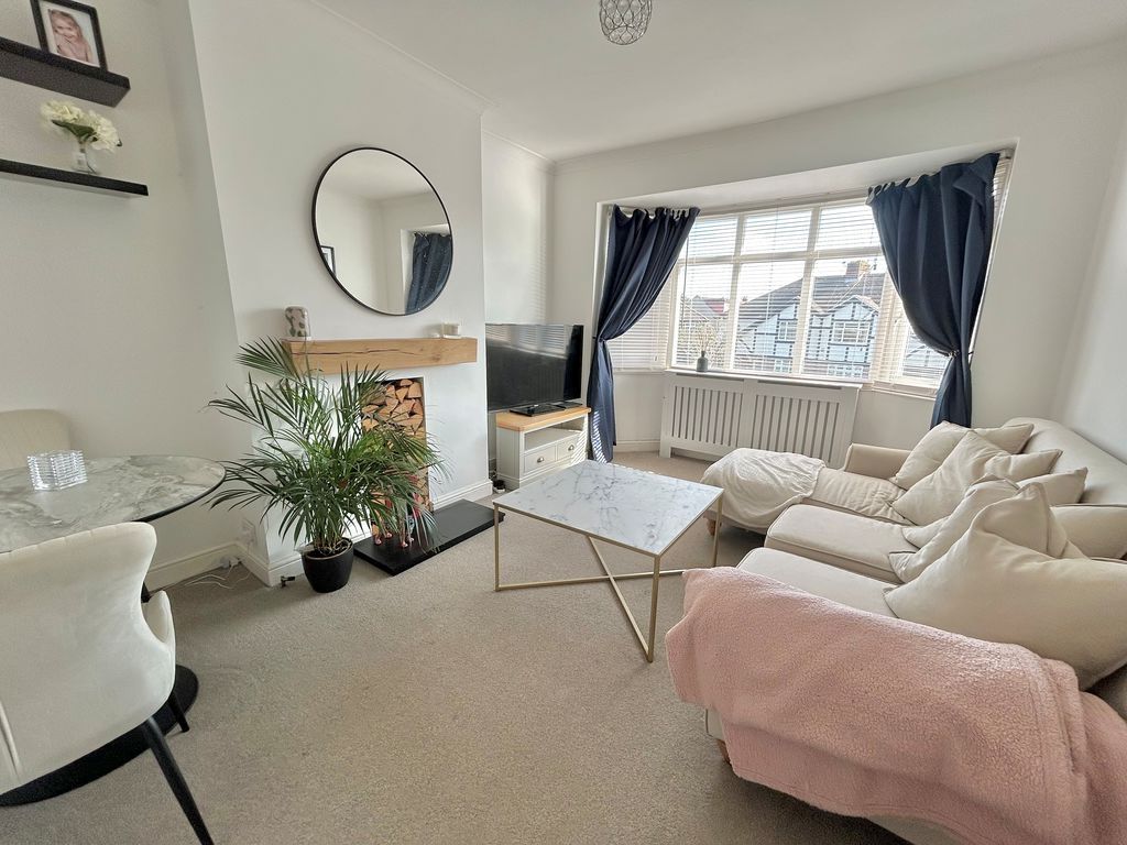 2 bed maisonette for saleCheshire Gardens, Chessington KT9 photo 2