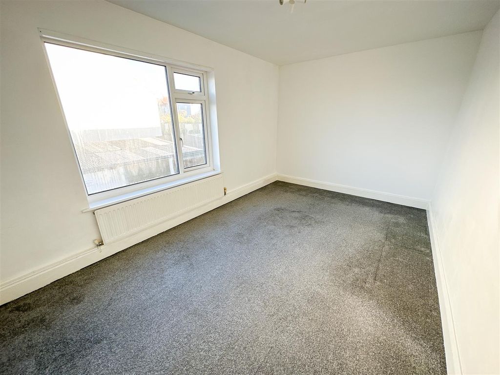 Additional image 6 of 2 bed flat for saleMarine Court, Marine Parade West, Clacton-On-Sea CO15