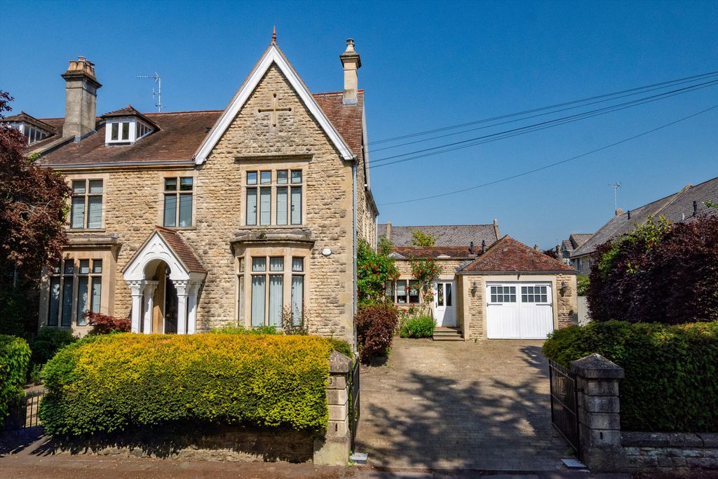 6 bed semi-detached house for saleThe Avenue, Cirencester, Gloucestershire GL7