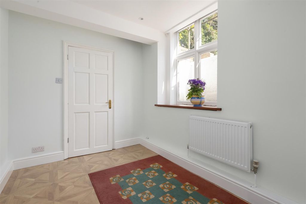 Additional image 9 of 3 bed flat for saleNew Dover Road, Canterbury CT1