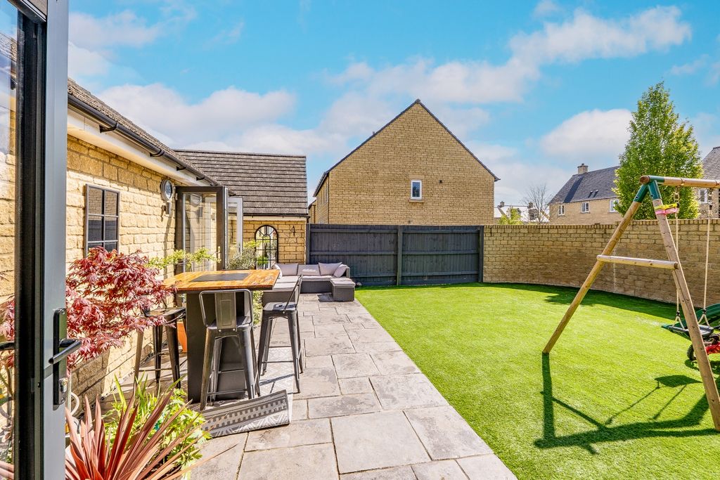 4 bed detached house for saleElmhurst Way, Carterton, Oxfordshire OX18