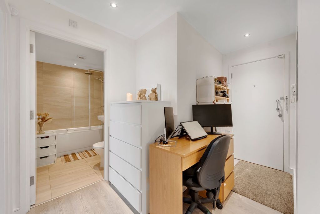 Additional image 8 of 2 bed flat for saleMontrose House, Hanworth Lane, Chertsey, Surrey KT16