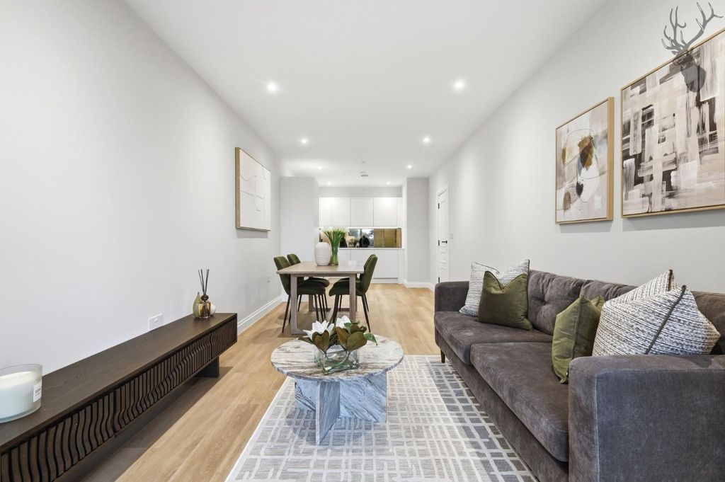 Additional image 6 of 2 bed flat for saleHigh Road, Chigwell IG7