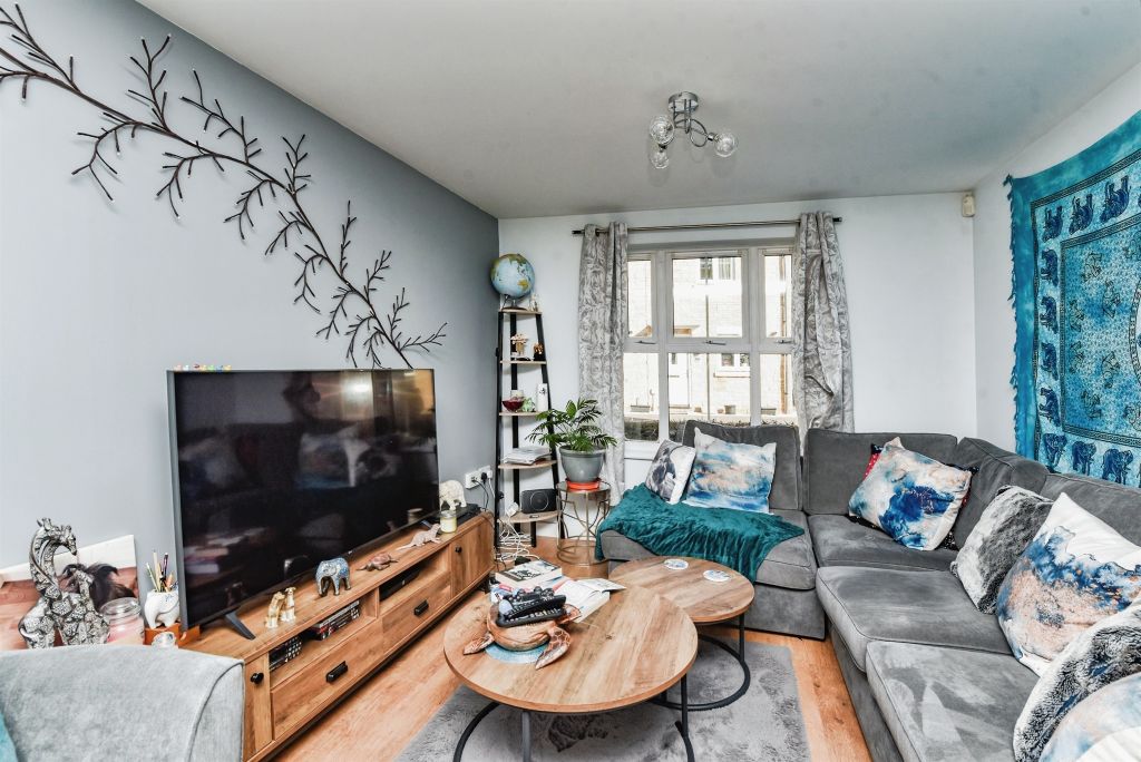 2 bed flat for saleNuthatch Road, Calne SN11 photo 5