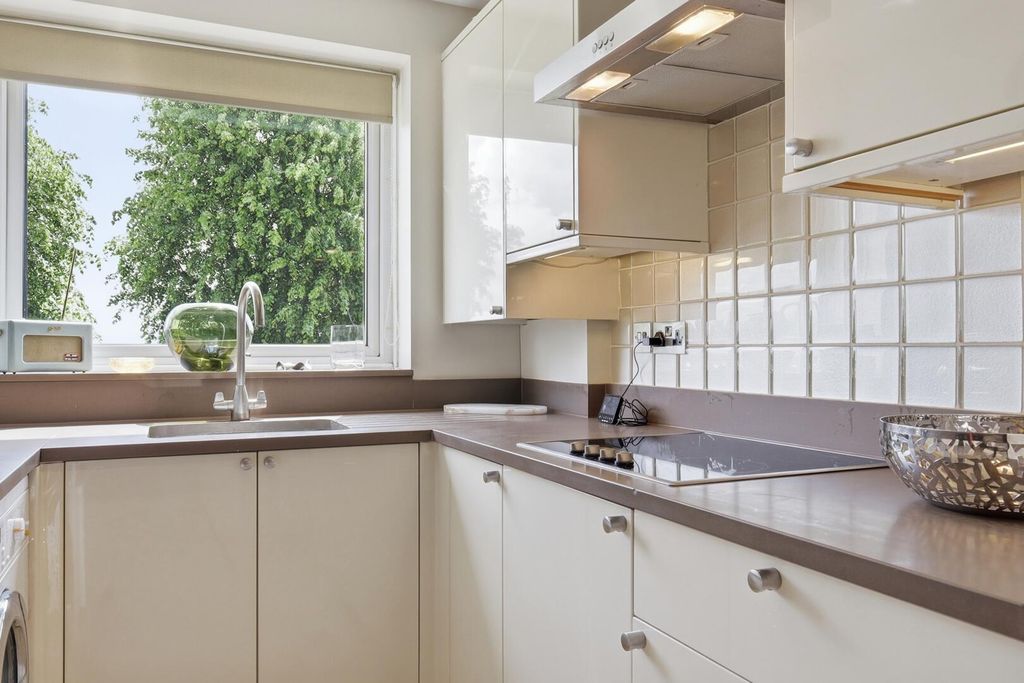 Additional image 10 of 1 bed flat for saleGreenhill, High Road, Buckhurst Hill IG9
