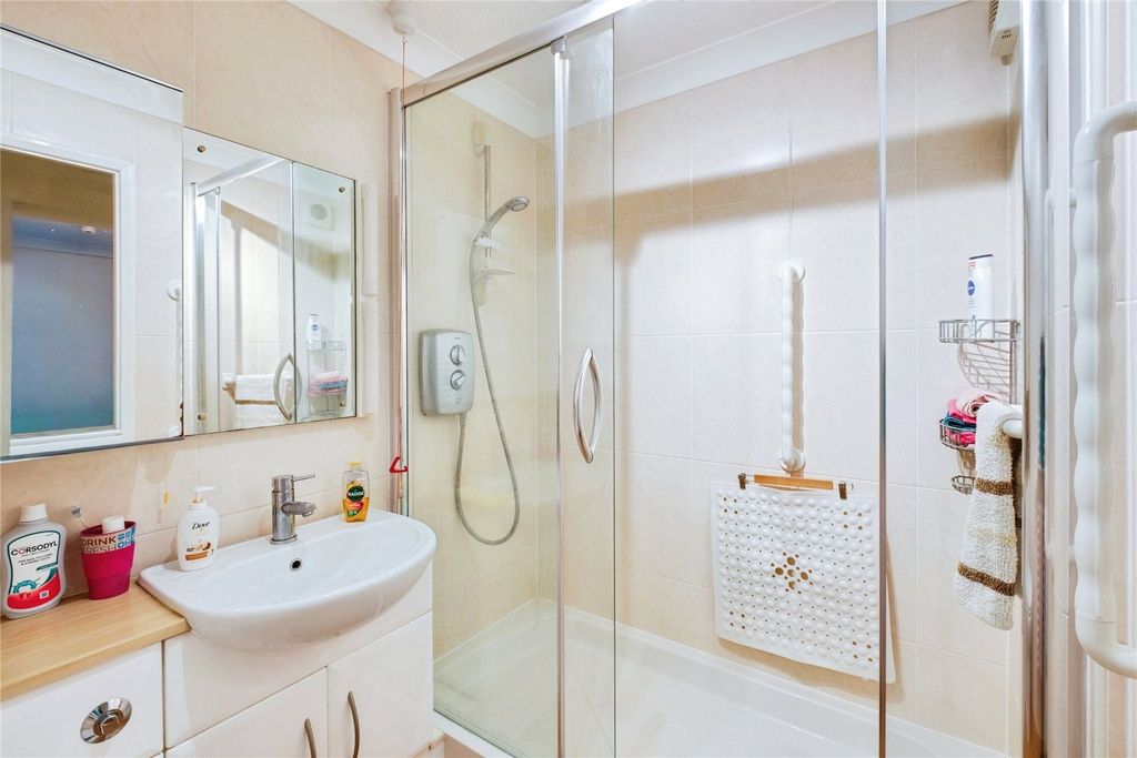 Additional image 8 of 2 bed flat for saleHomestour House, Christchurch BH23