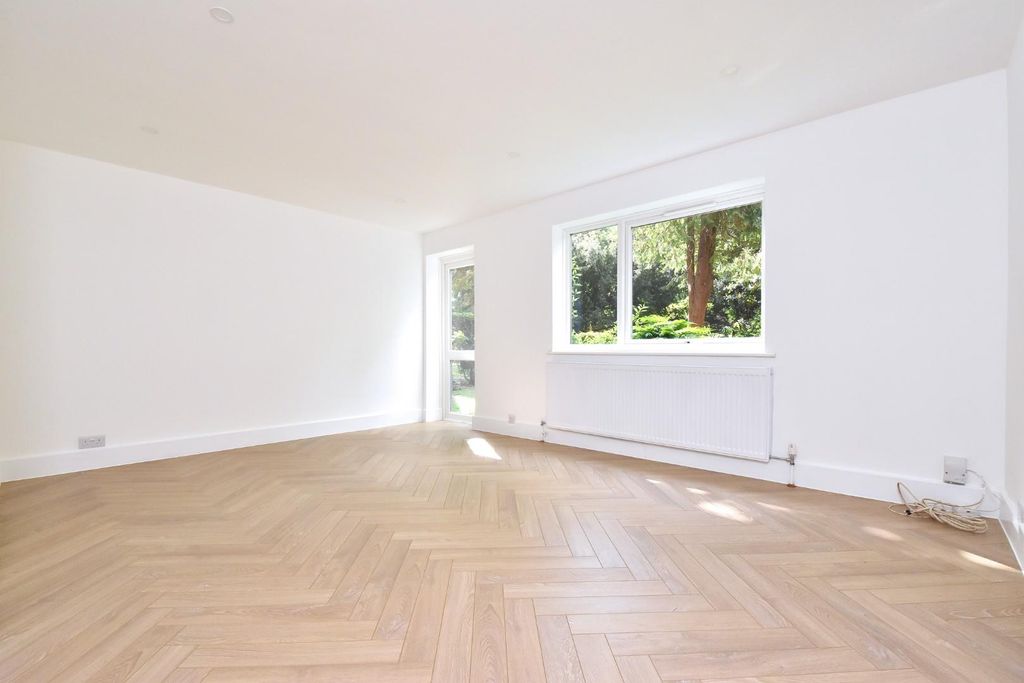 Additional image 2 of 2 bed flat for saleEaton Court, Kemnal Road, Chislehurst BR7