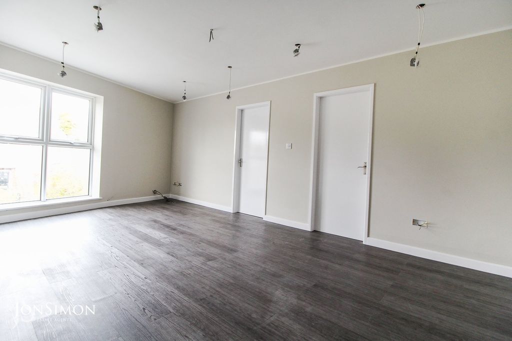 2 bed flat for saleWalmersley Old Road, Walmersley, Bury BL9 photo 2