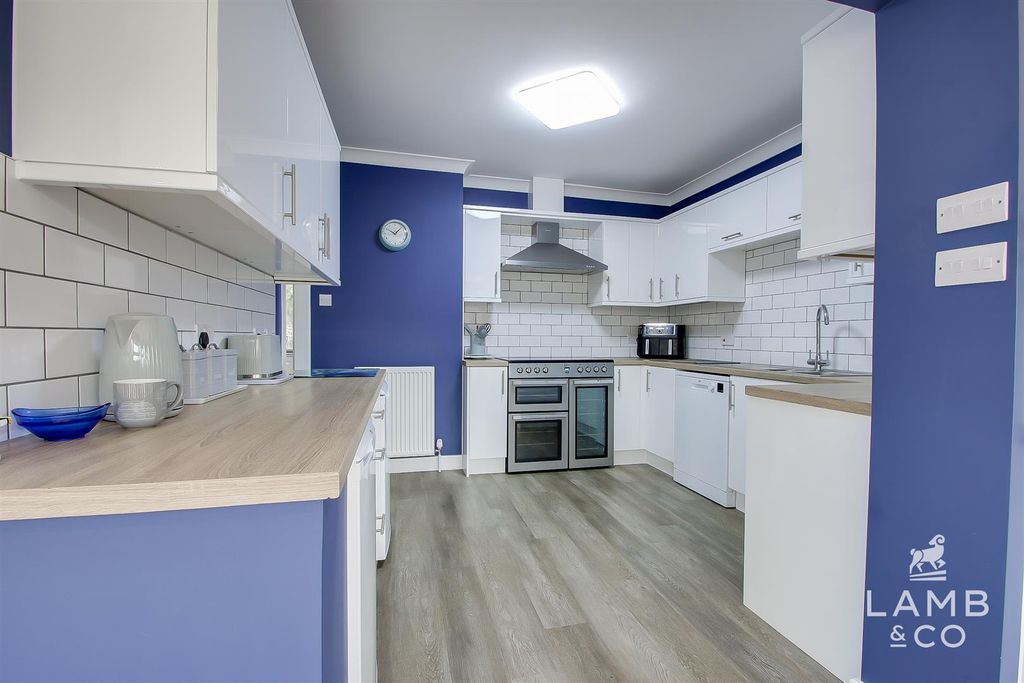 Additional image 3 of 5 bed detached house for saleLondon Road, Little Clacton CO16