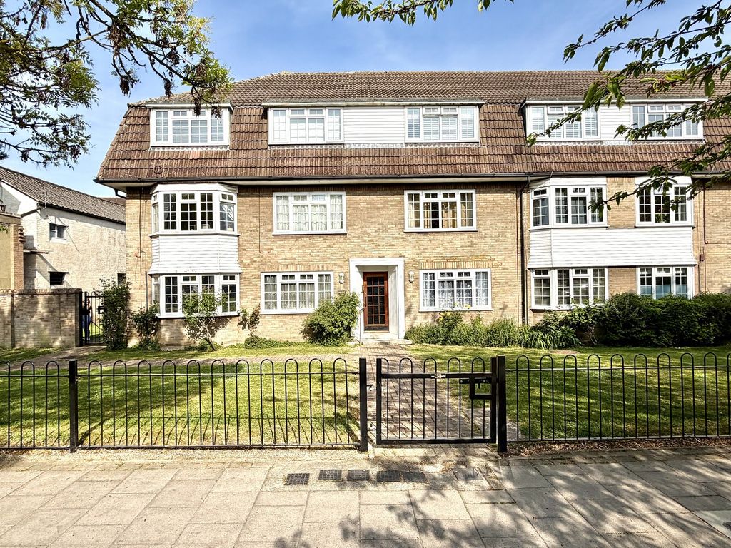 2 bed flat for saleNorth Parade, Chessington, Surrey. KT9