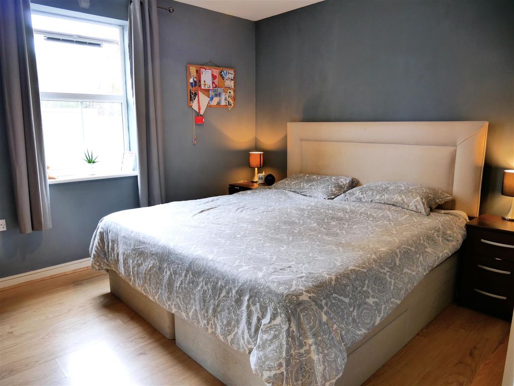 2 bed flat for saleNuthatch Road, Calne SN11 photo 5