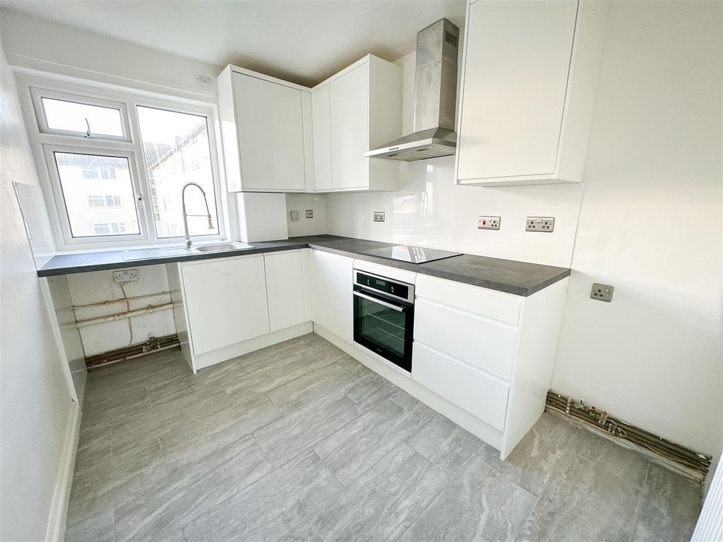 Additional image 4 of 2 bed flat for saleMarine Court, Marine Parade West, Clacton-On-Sea CO15