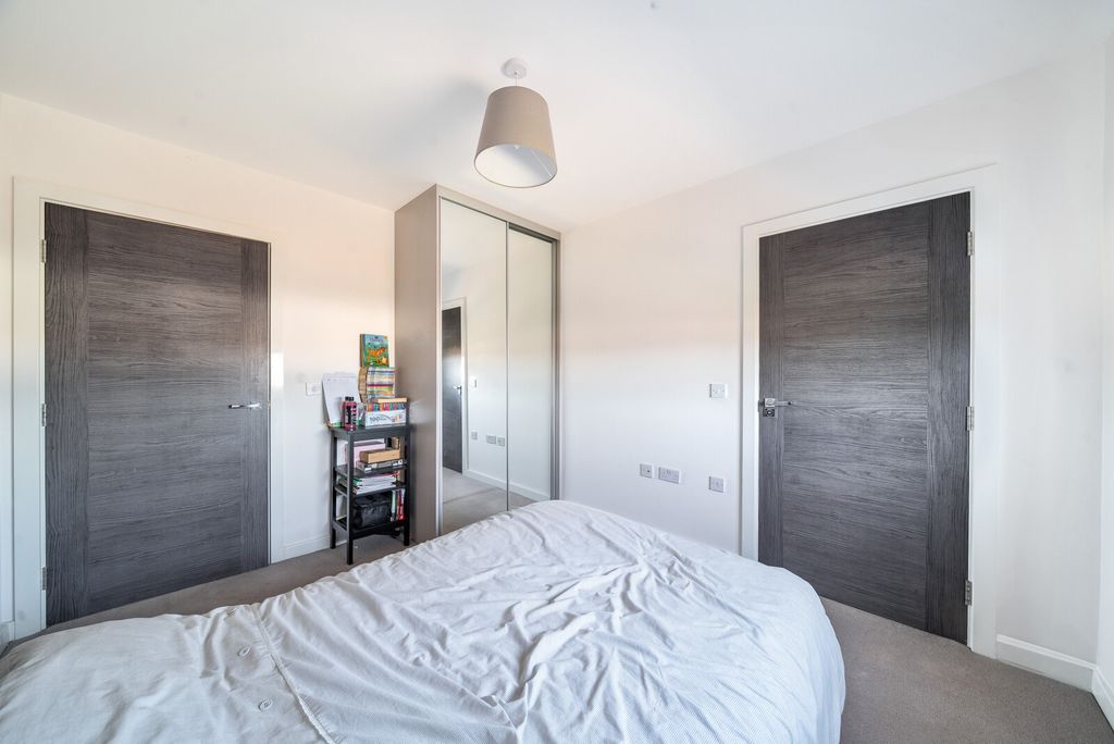 Additional image 9 of 2 bed flat for saleKennett Lane, Chertsey KT16