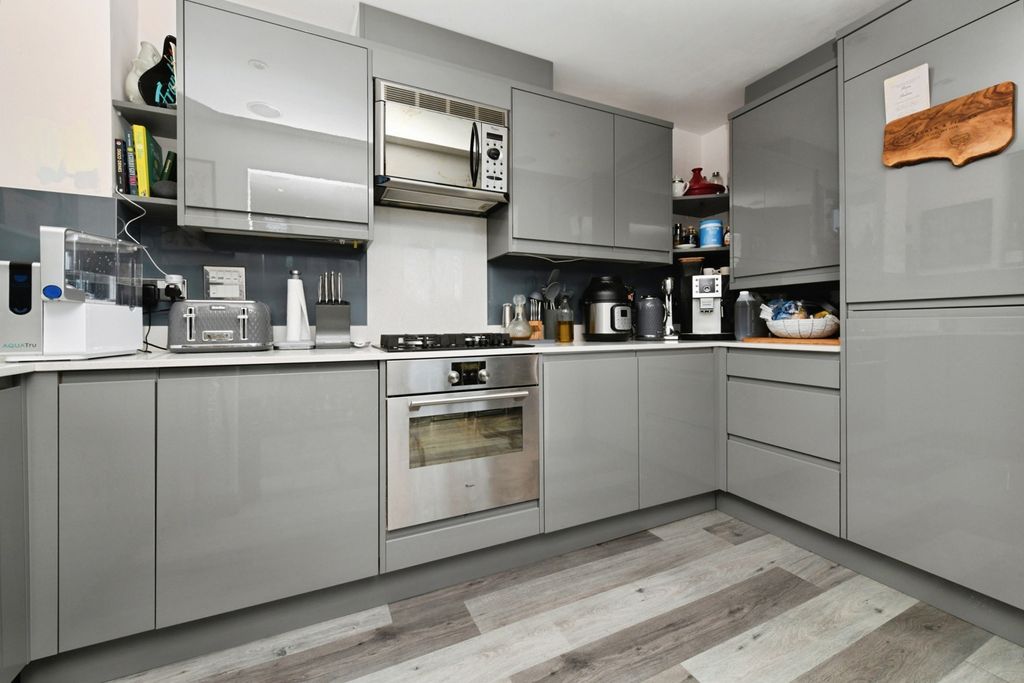 Additional image 7 of 2 bed flat for saleVictoria Court, New Street, Chelmsford, Essex CM1